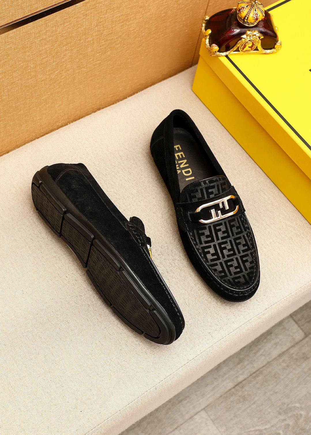 Men's shoes 💰380 💐 Product trademark: FENDI [Fendi] Doudou shoes Regular size: 38-44 (45🉑️customized) Product materials: Selected imported first-layer frosted cowhide embossed upper + luxury hardware buckle, imported pig lining. Strong three-dimensional visual effect, rubber outsole Color: 1⃣️color optional